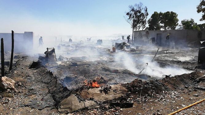 Bomberos extinguen un nuevo incendio en el asentamiento chabolista de Atochares