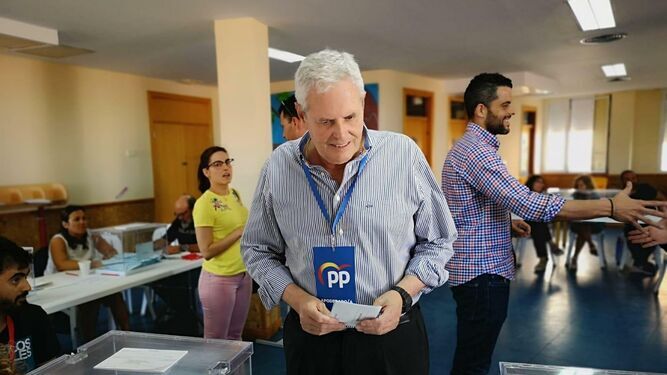 El actual alcalde de Vera José Carmelo Jorge Blanco, depositando su voto en las elecciones municipales del 2019.