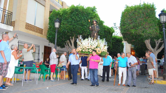 Ciudadanos británicos disfrutan de una de las procesiones en el municipio de Arboleas