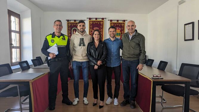 La alcaldesa de Albox, María del Mar Alfonso, da la bienvenida a los nuevos policías locales.